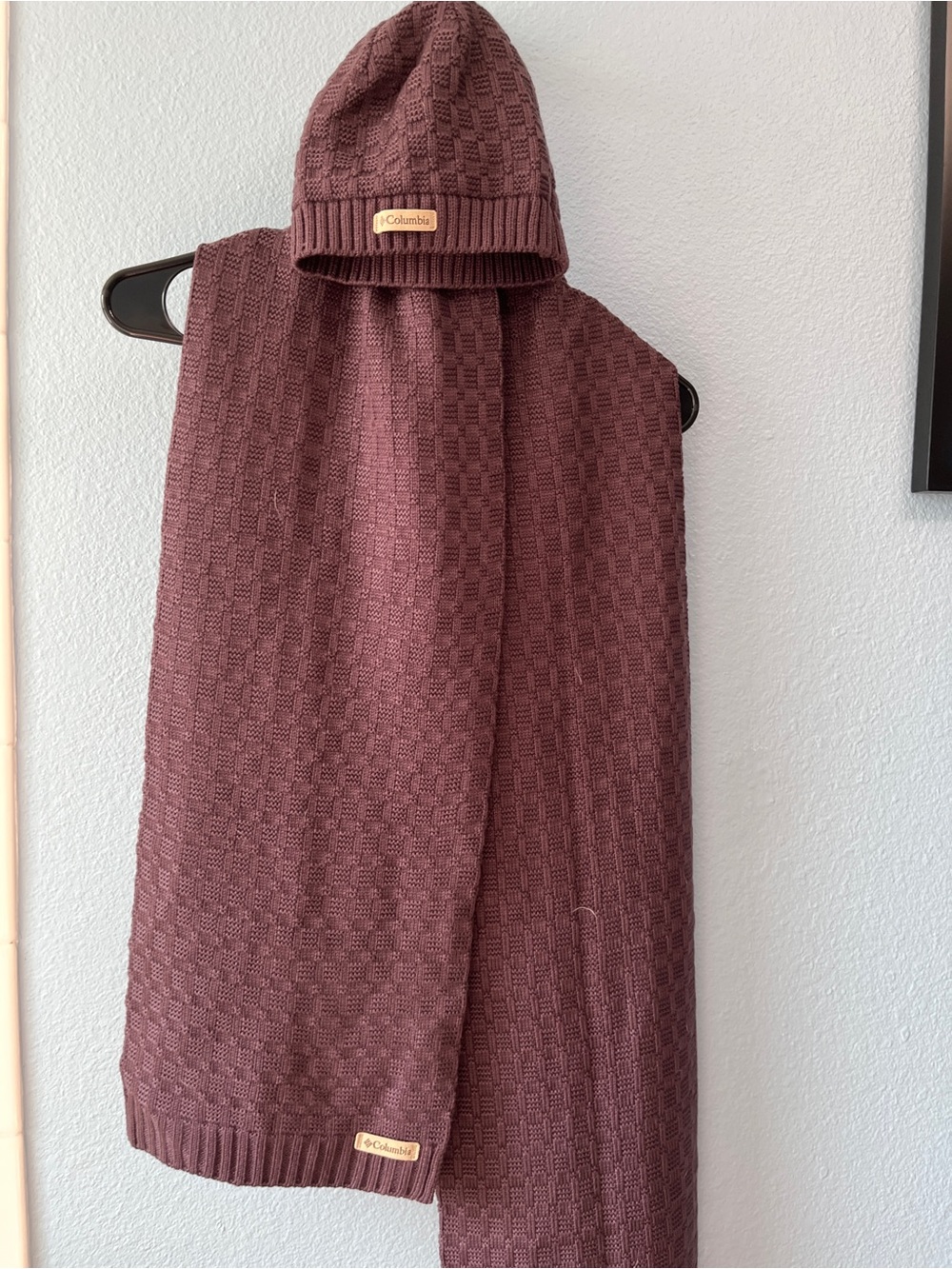 Unisex Columbia knitted matching scarf and beanie set